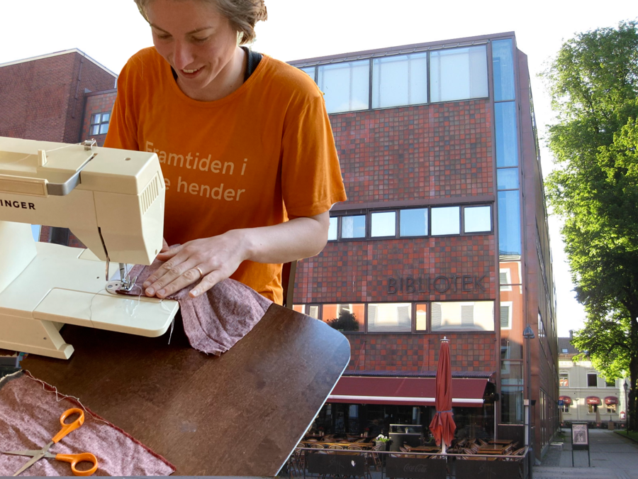 Kvinne med symaskin, t-skjorte Framtiden i våre hender, bibliotekets fasade